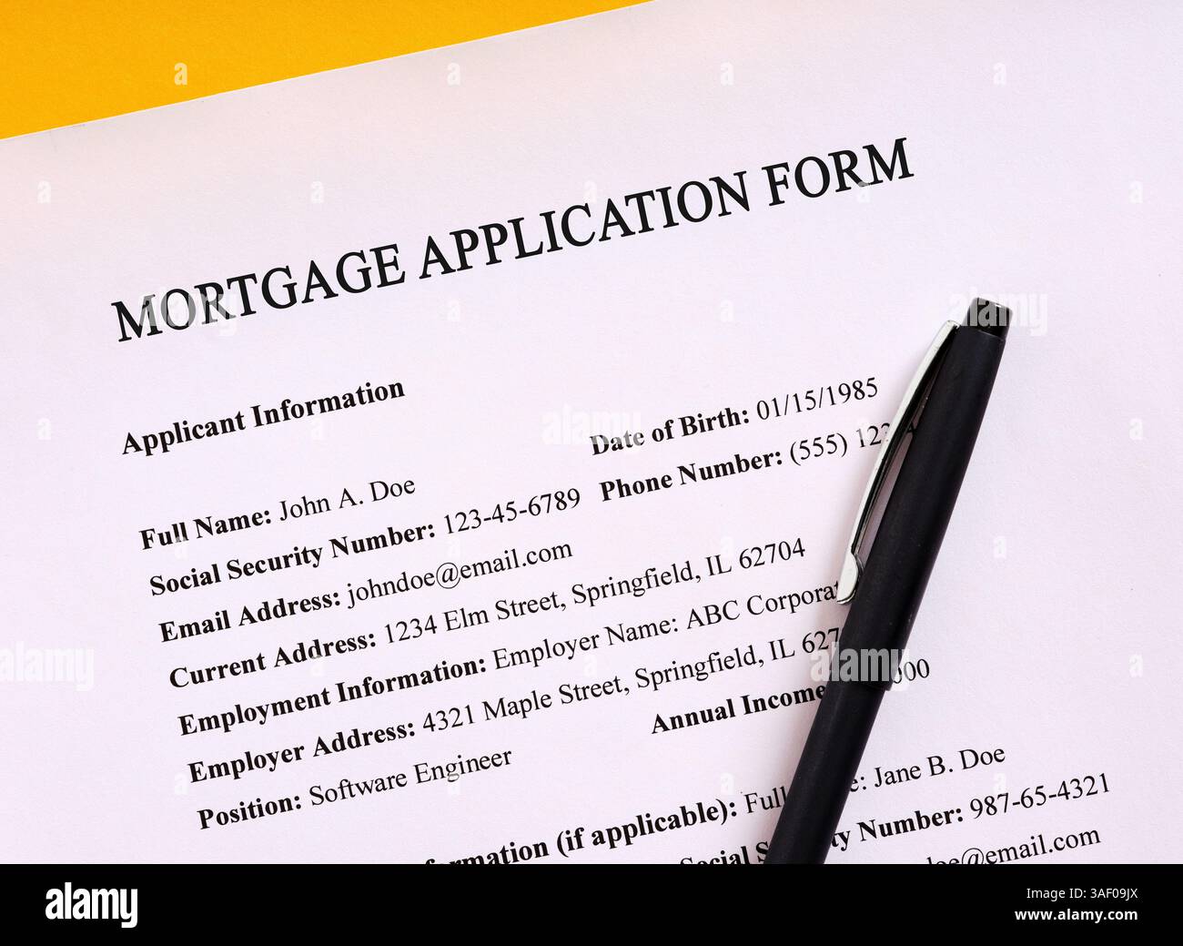 Modulo di domanda di mutuo con informazioni personali e sul lavoro, accanto a una penna, che suggerisce il processo di richiesta di un prestito a domicilio Foto Stock