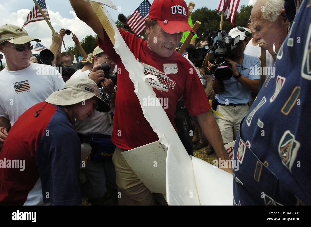 27 agosto 2005; Crawford, Texas, Stati Uniti; Glen Chadwick di Houston, Texas, distrugge un segno di un manifestante non ricercato alla manifestazione per il Presidente Bush. Credito obbligatorio: Foto di Renee C. Byer/Sacramento Bee/ZUMA Press. (©) Copyright 2005 di Sacramento Bee Foto Stock