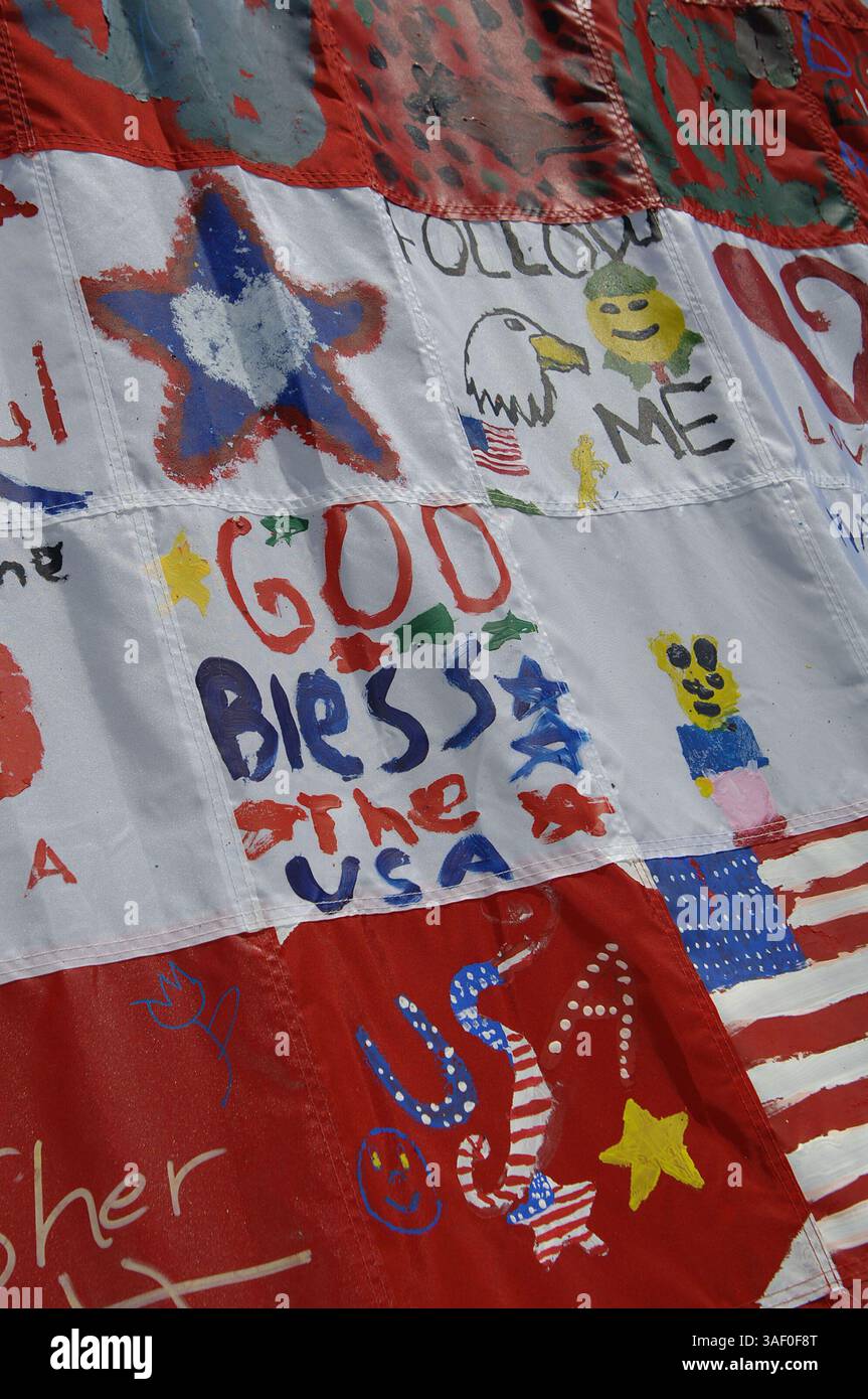 27 agosto 2005; Crawford, Texas, Stati Uniti; pannelli di una grande bandiera fatti da famiglie di soldati schierati da Fort Benning in Georgia. Credito obbligatorio: Foto di David Bailey/ZUMA Press. (©) Copyright 2005 di David Bailey Foto Stock