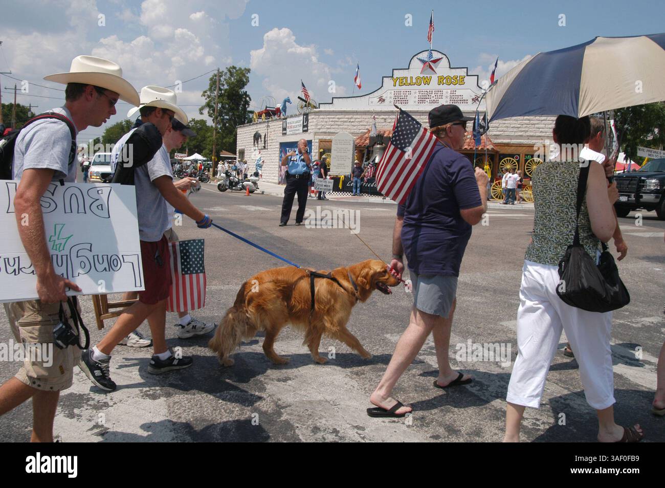 27 agosto 2005; Crawford, Texas, Stati Uniti; i sostenitori del Pro Bush si riuniscono ad un raduno a Crawford. Credito obbligatorio: Foto di Peter A. Silva/ZUMA Press. (©) Copyright 2005 di Peter A. Silva Foto Stock