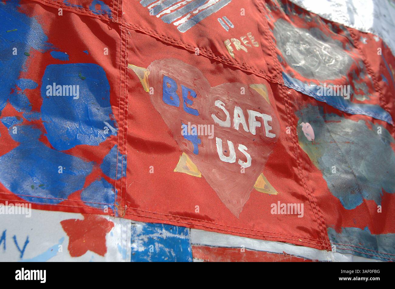 27 agosto 2005; Crawford, Texas, Stati Uniti; pannelli di una grande bandiera fatti da famiglie di soldati schierati da Fort Benning in Georgia. Credito obbligatorio: Foto di David Bailey/ZUMA Press. (©) Copyright 2005 di David Bailey Foto Stock