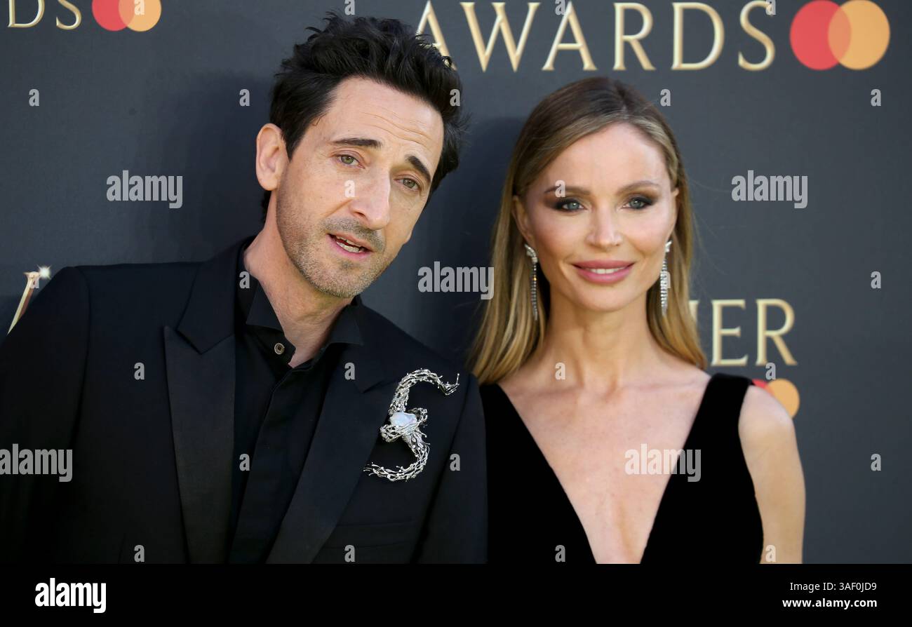 Adrien Brody e Georgina Chapman partecipano agli Olivier Awards 2025 alla Royal Albert Hall di Londra, Inghilterra. Foto Stock