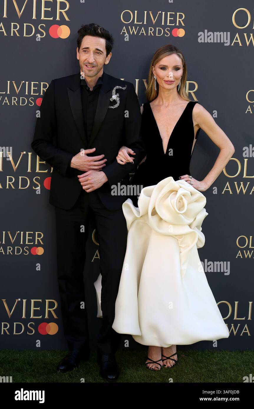 Adrien Brody e Georgina Chapman partecipano agli Olivier Awards 2025 alla Royal Albert Hall di Londra, Inghilterra. Foto Stock