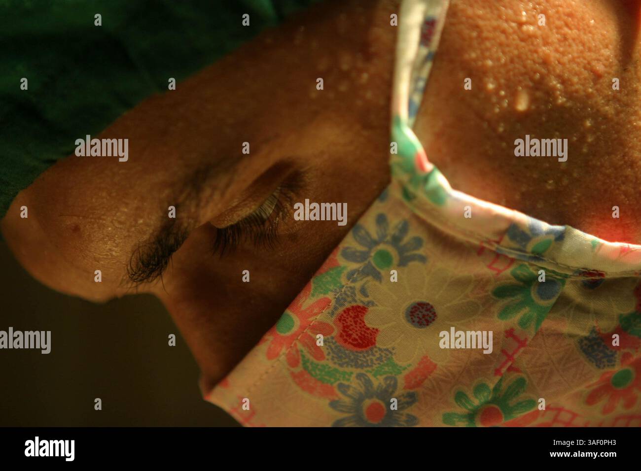 18 gennaio 2005; Jaffna, Sri Lanka; l'anestesista della Marina degli Stati Uniti, il tenente DAVID BAYLEY, amministra un anestetico locale a un piede dello Sri Lanka patientÕs prima di un'operazione presso il Point Pedro Hospital qui 18 gennaio. Bayley, un Springfield, Illinois, nativo, è uno dei circa 30 membri del personale medico della Marina degli Stati Uniti che assistono le vittime dello tsunami nella punta settentrionale del paese. I medici della Marina e il loro personale fanno parte del gruppo di supporto combinato United StatesÕ-Sri Lanka, che si è coordinato con il governo dello Sri Lanka e l'Agenzia degli Stati Uniti per lo sviluppo internazionale per fornire umanitari Foto Stock