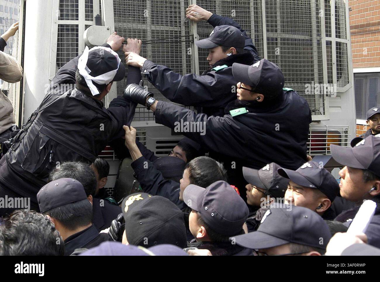 16 marzo 2005; Seul, COREA DEL SUD; i manifestanti sudcoreani litigano con i funzionari di polizia durante una manifestazione contro le rivendicazioni di sovranità del Giappone sugli isolotti Dokdo della Corea del Sud di fronte all'ambasciata giapponese a Seul. L'assemblea giapponese dello Shimane ha dichiarato la "giornata di Takeshima" come un giorno speciale chiamato per le isole contese con la Corea del Sud mercoledì per sottolineare la pretesa del Giappone su di loro, una mossa certa per alimentare la fila territoriale e infiammare i coreani. Foto Stock