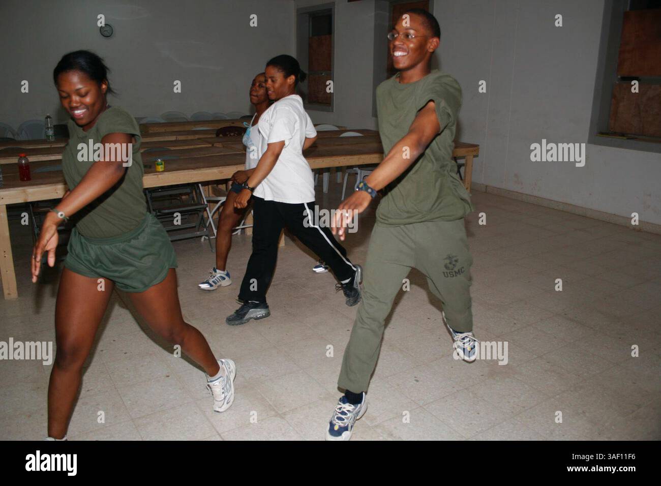27 aprile 2005; al Asad, Iraq; Lance Cpl. TROY M. GRAY, impiegato amministrativo assegnato allo squadrone del quartier generale del Marine Aircraft Group 26 (rinforzato), guida alcuni dei membri del suo gruppo di danza durante le prove aprile 27. Gray, di Greensboro, N.C., usa il suo tempo libero e la sua passione per la danza per aiutare i membri del servizio offrendo un collegamento con casa. Credito obbligatorio: Foto del sergente Juan Vara/DOD/ZUMA Press. (©) Copyright 2005 di US DOD Photo Foto Stock