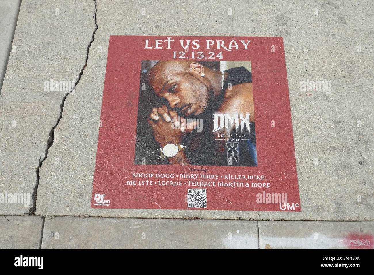 Los Angeles, California, USA 6 aprile 2025 Rapper DMX Sidewalk Art preghiamo su Sunset Blvd il 6 aprile 2025 a Los Angeles, California, USA. Foto di Barry King/Alamy Stock Photo Foto Stock