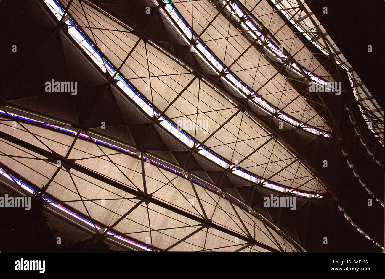 Il nuovo terminal dell'Aeroporto Internazionale di San Francisco con un soffitto in vetro colorato di James Carpenter è la più grande opera d'arte dell'aeroporto. Lunedì 4 dicembre 2000. (Sacramento Bee/Michael A. Jones) /ZUMA Press Foto Stock