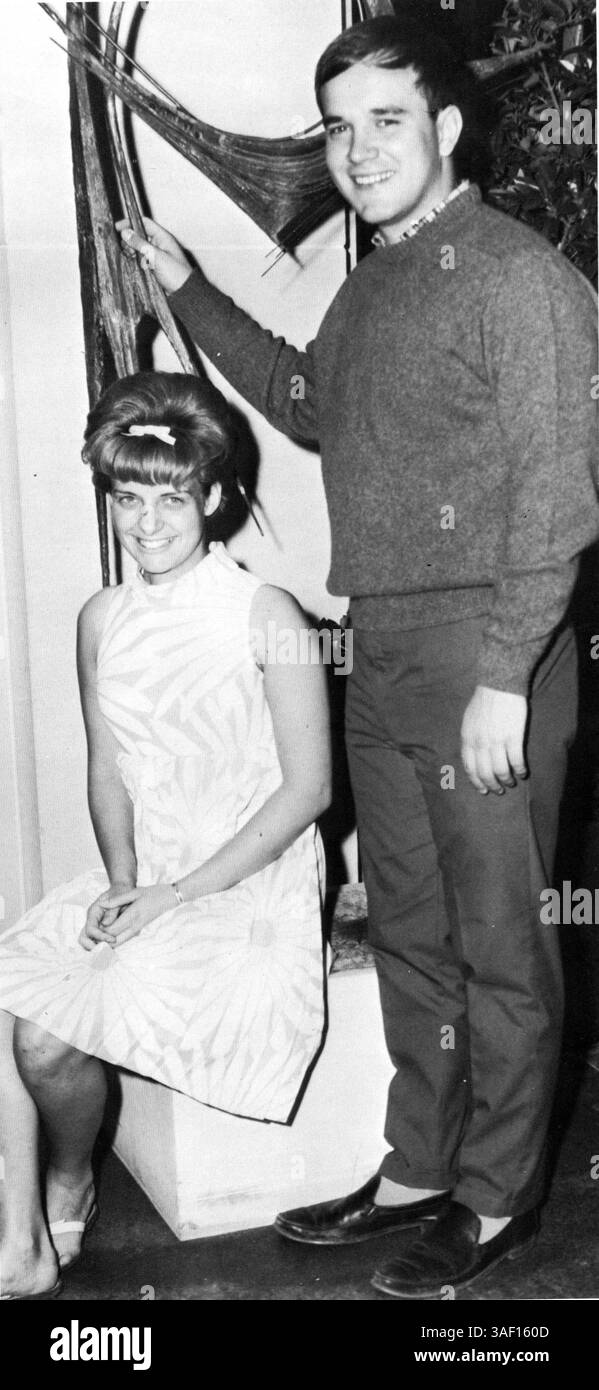 3 ottobre 2005; Dallas, Texas, Stati Uniti; il presidente Bush sceglie il consigliere capo della Casa Bianca Harriet Miers come suo prossimo candidato alla Corte Suprema. Miers è la prima persona senza esperienza come giudice ad essere nominata per la Corte Suprema da quando il presidente Richard Nixon ha toccato William Rehnquist e Lewis Powell nel 1971. Nella foto: HARRIET MIERS commemora la sua vittoria del prestigioso premio "M" di UniversityÕs per il servizio reso all'istituzione nel 1967. Con lei c'è il compagno vincitore Chuck Cox. Credito obbligatorio: Foto di Rotunda Annuario: Southern Methodist University/ZUMA Press. (©) Copyright 2005 di Rotunda Yearbook: S Foto Stock