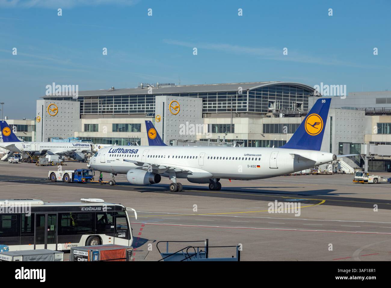 Francoforte, Germania - 13 giugno 2014: Aereo Lufthansa nel piazzale dell'aeroporto internazionale di Francoforte. Foto Stock