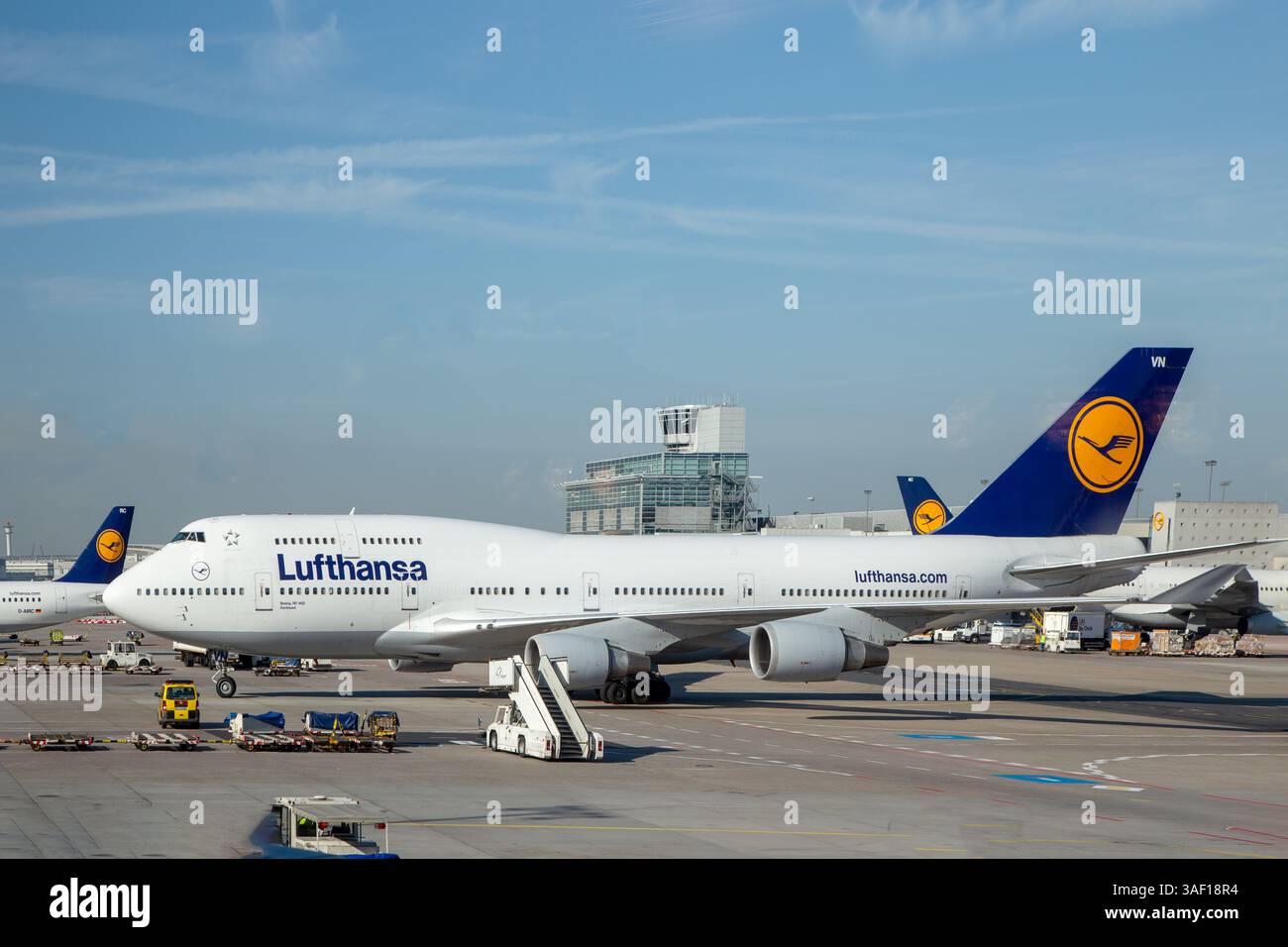 Francoforte, Germania - 13 giugno 2014: Aereo Lufthansa nel piazzale dell'aeroporto internazionale di Francoforte. Foto Stock
