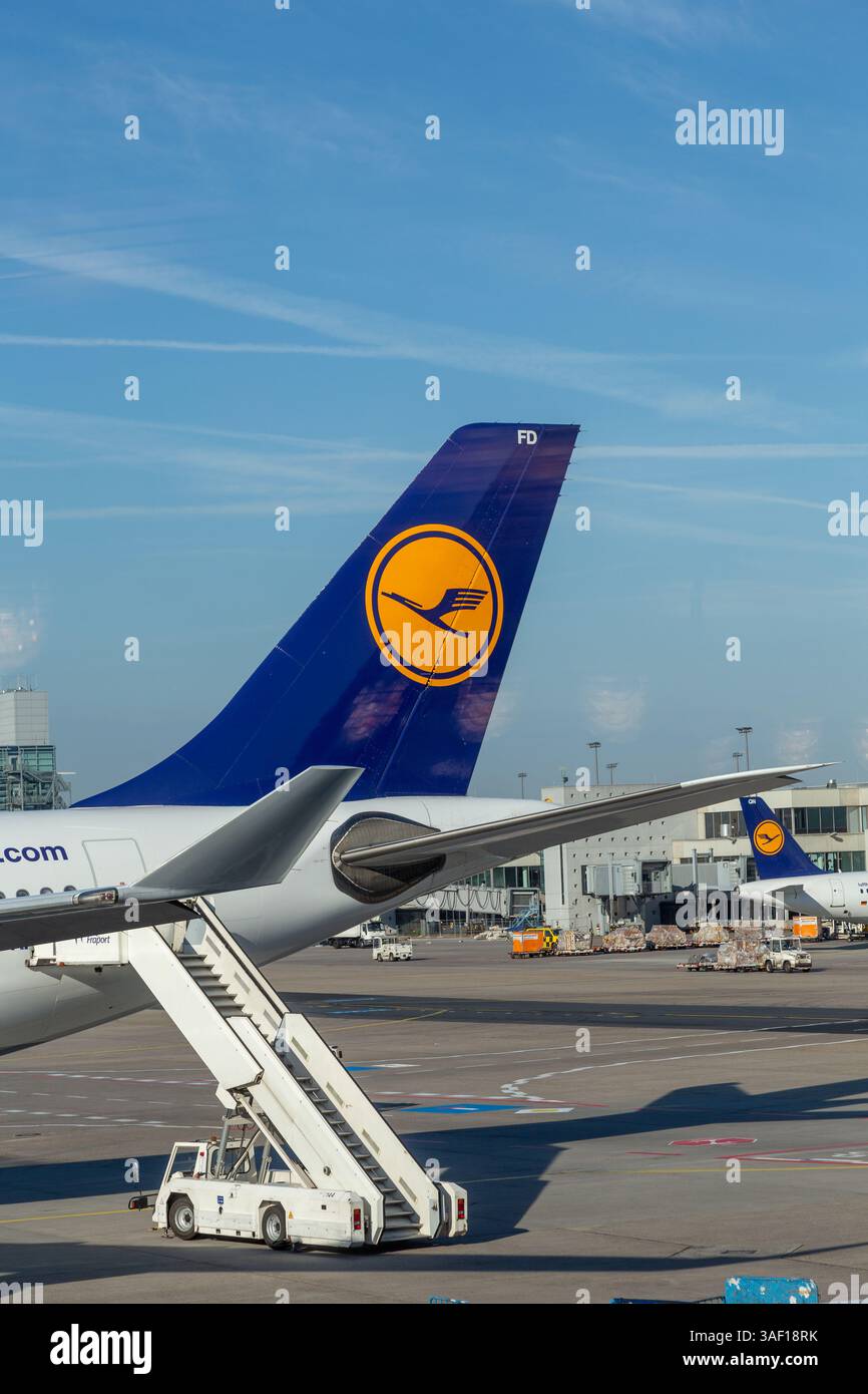 Francoforte, Germania - 13 giugno 2014: Aereo Lufthansa nel piazzale dell'aeroporto internazionale di Francoforte. Foto Stock