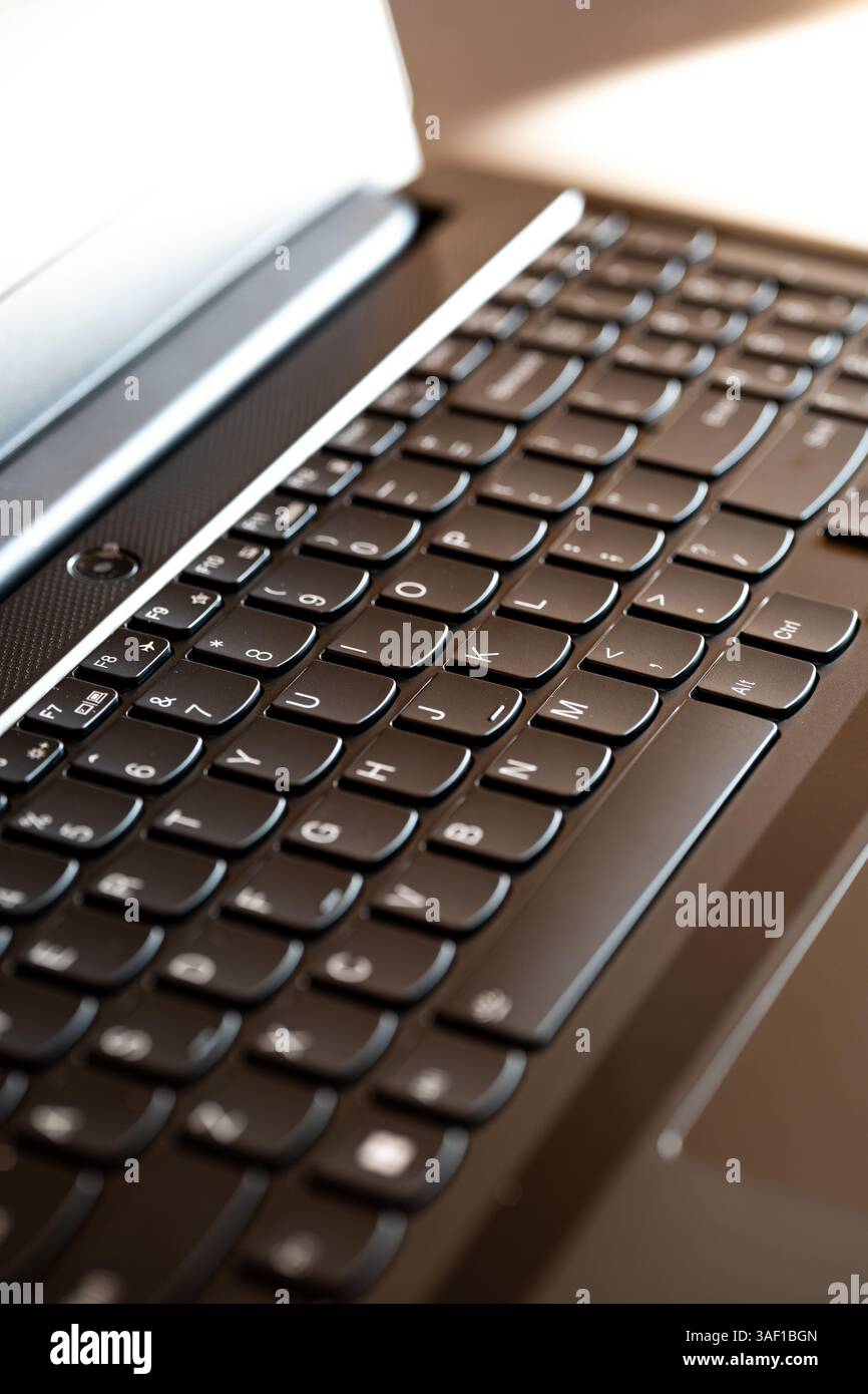 Notebook o tastiera nera. Primo piano, bassa profondità di campo, nessuna persona. Foto Stock