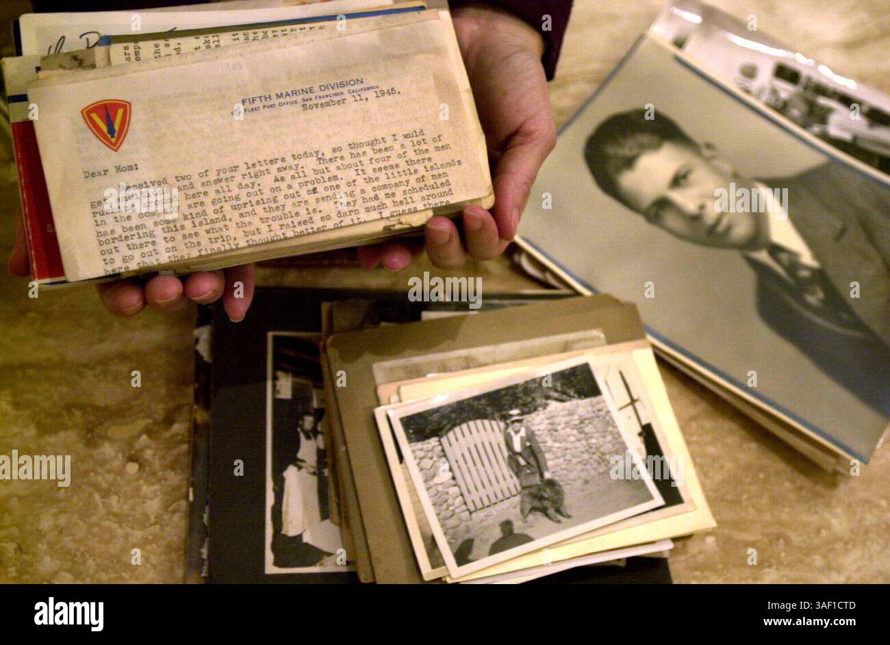 Kim Archuleta (cq) tiene vecchie lettere di suo nonno a sua madre scritte quando era nella seconda guerra mondiale e vecchie fotografie di famiglia che erano in una scatola che è stata salvata da un incendio di famiglia. Archuleta e sua figlia di 18 anni, Charlene, fecero bruciare la loro casa a Sacramento a maggio, con Charlene che a malapena fuggì. Sono visti qui mercoledì sera a Clarksburg, CALIFORNIA, per la storia della scena delle vacanze sulla sicurezza antincendio e sulle vie di fuga. 11/29/00 (Sacramento Bee/Jose M. Osorio) Sacramento Bee/ZUMA Press Foto Stock