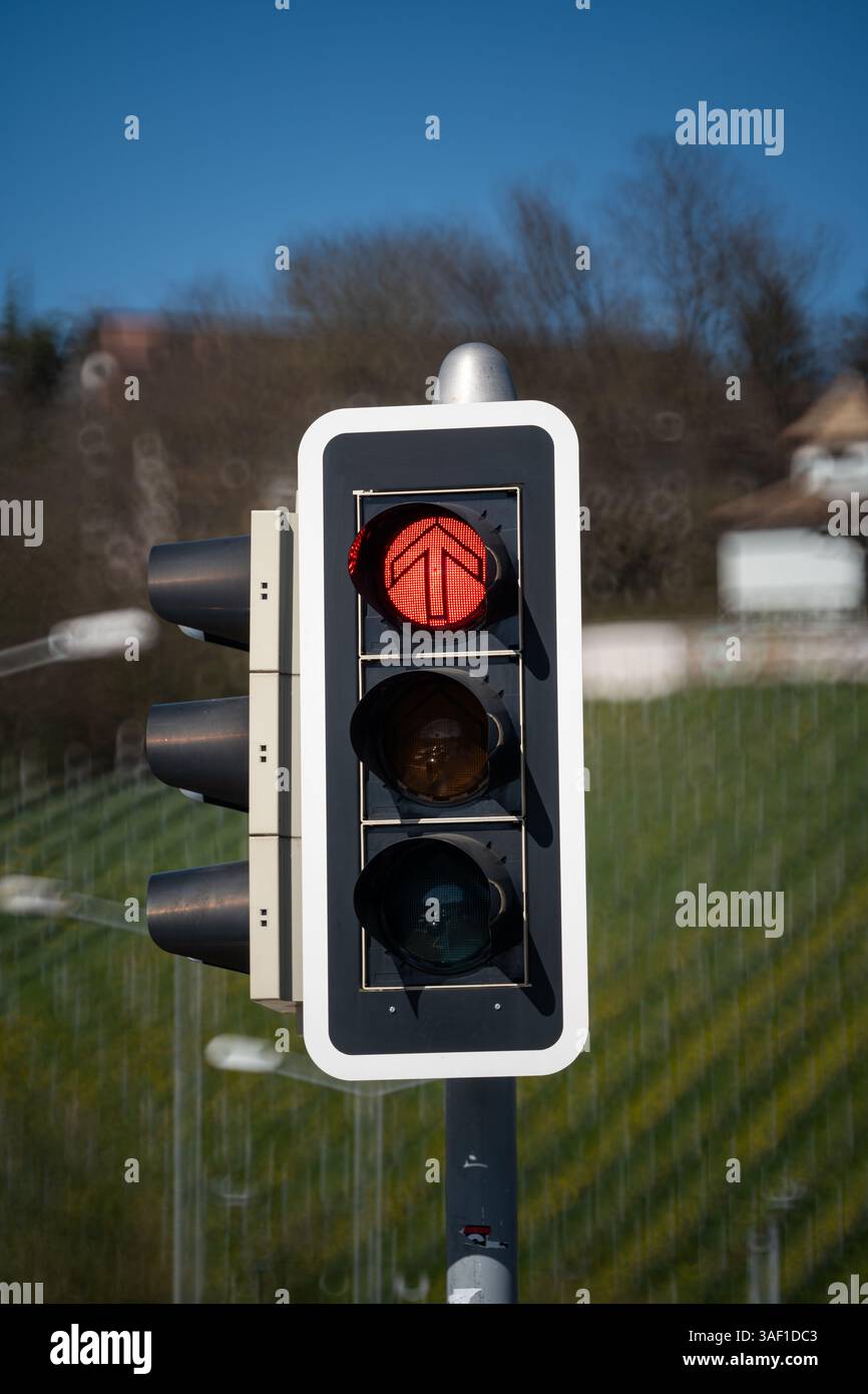 Semaforo del traffico urbano o luce di stop con luce rossa illuminata. Guardando in alto, bassa profondità di campo, nessuna gente. Foto Stock
