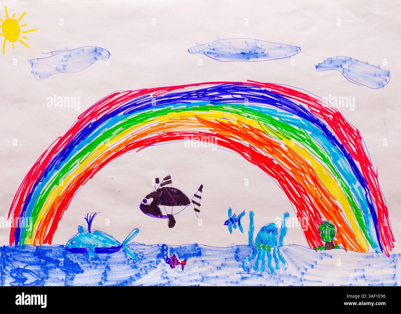 Animali marini nell'oceano sotto l'arcobaleno realizzati da bambini con pennarelli o pennarelli Foto Stock