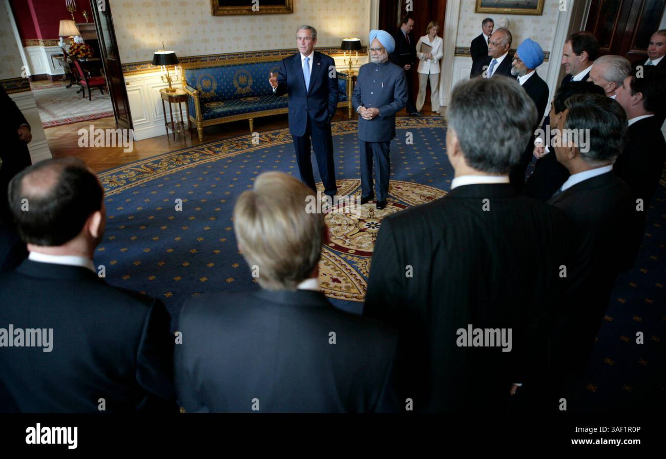 18 luglio 2005; Washington, DC, USA; il presidente GEORGE W. BUSH si trova in piedi con il primo ministro indiano MANMOHAN SINGH, nella stanza blu della Casa Bianca lunedì 18 luglio 2005, mentre visitano i membri del CEO Forum USA-India. Credito obbligatorio: Foto di Eric Draper/White House Photo/ZUMA Press. (©) Copyright 2005 di Eric Draper/White House Photo Foto Stock