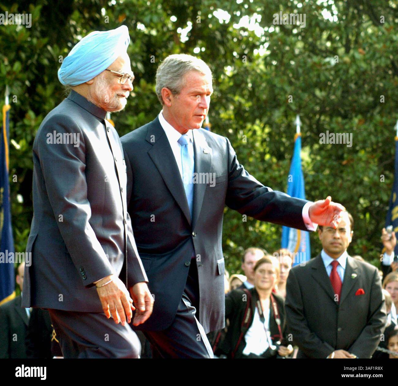 18 luglio 2005; Washington, DC, USA; il primo ministro indiano MANMOHAN SINGH visita il presidente degli Stati Uniti GEORGE W. BUSH alla Casa Bianca di Washington DC. il primo ministro indiano è in visita di tre giorni negli Stati Uniti. Credito obbligatorio: Foto di PIB/ZUMA Press. (©) Copyright 2005 di PIB Foto Stock
