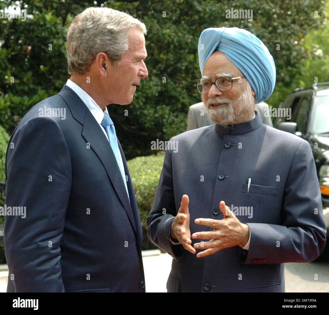 18 luglio 2005; Washington, DC, USA; il primo ministro indiano MANMOHAN SINGH con il presidente degli Stati Uniti GEORGE W. BUSH alla Casa Bianca di Washington DC. il primo ministro indiano è in visita di tre giorni negli Stati Uniti. Credito obbligatorio: Foto di PIB/ZUMA Press. (©) Copyright 2005 di PIB Foto Stock