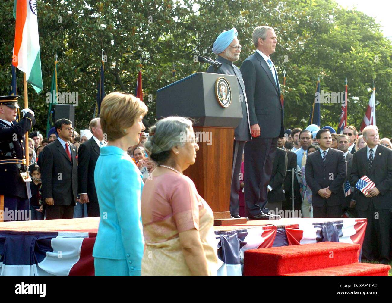 18 luglio 2005; Washington, DC, USA; il primo ministro indiano MANMOHAN SINGH con il presidente degli Stati Uniti GEORGE W. BUSH alla Casa Bianca di Washington DC. il primo ministro indiano è in visita di tre giorni negli Stati Uniti. Credito obbligatorio: Foto di PIB/ZUMA Press. (©) Copyright 2005 di PIB Foto Stock