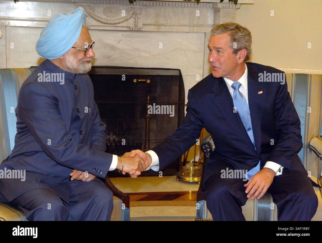18 luglio 2005; Washington, DC, USA; il primo ministro indiano MANMOHAN SINGH con il presidente degli Stati Uniti GEORGE W. BUSH alla Casa Bianca di Washington DC. il primo ministro indiano è in visita di tre giorni negli Stati Uniti. Credito obbligatorio: Foto di PIB/ZUMA Press. (©) Copyright 2005 di PIB Foto Stock