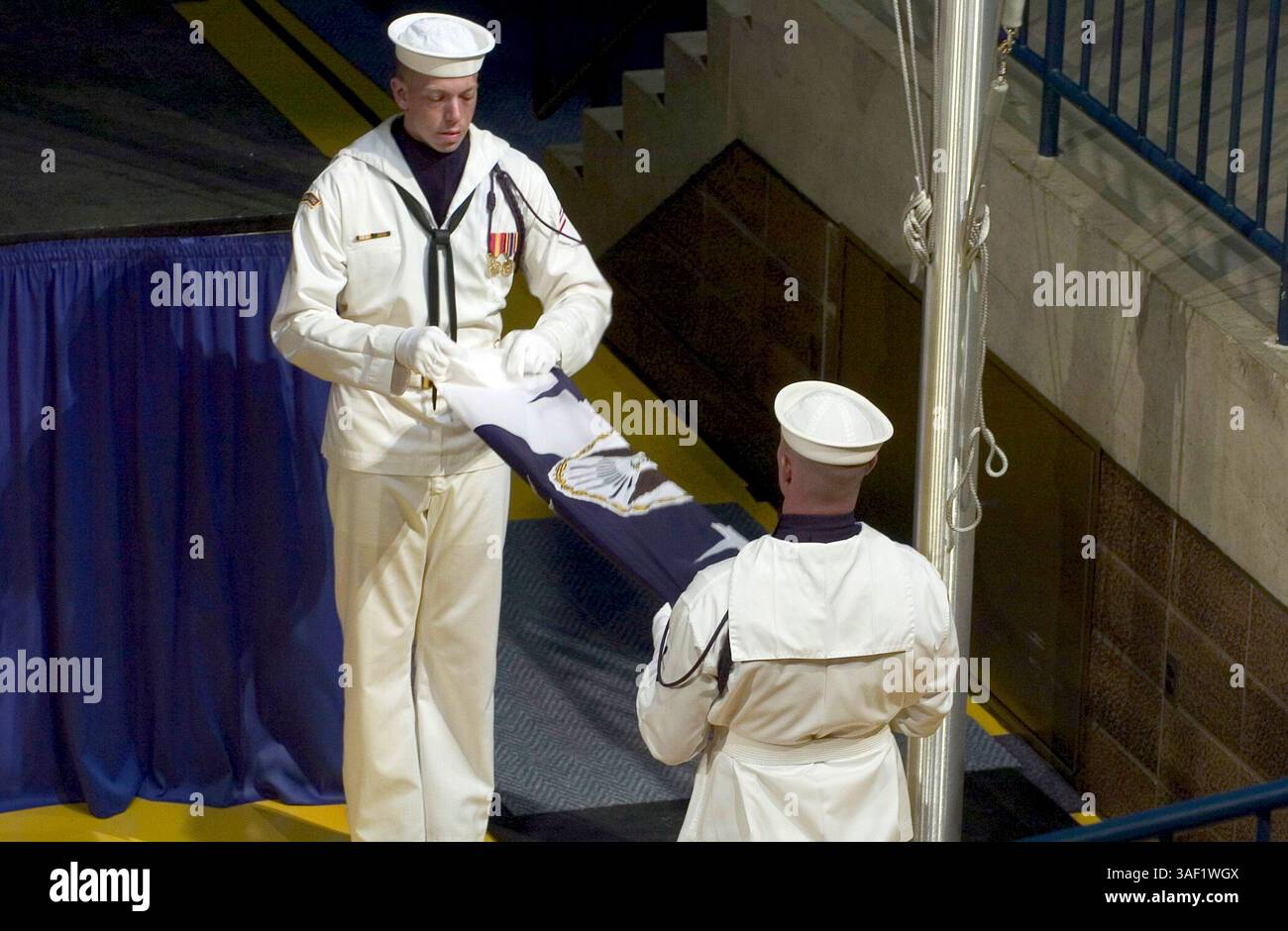 22 luglio 2005 - Annapolis, MD, USA - guardiani d'onore della Marina degli Stati Uniti piegano la bandiera del capo delle operazioni navali in pensione Vern Clark dopo la lettura dei suoi ordini ufficiali durante la cerimonia del cambio di comando del capo delle operazioni navali. ADM. Mullen sollevò Adm. Clark come Capo delle operazioni navali (CNO) durante una cerimonia in tarda mattinata presso la U.S. Naval Academy. Il mandato di Clark come CNO iniziò il 21 luglio 2000, rendendolo il più lungo periodo servito da qualsiasi CNO da Adm. Arleigh Burke si dimise nel 1961. Mullen ha servito per ultimo come comandante del Joint Forces Command Naples, ed aveva la responsabilità operativa per le missioni NATO Foto Stock