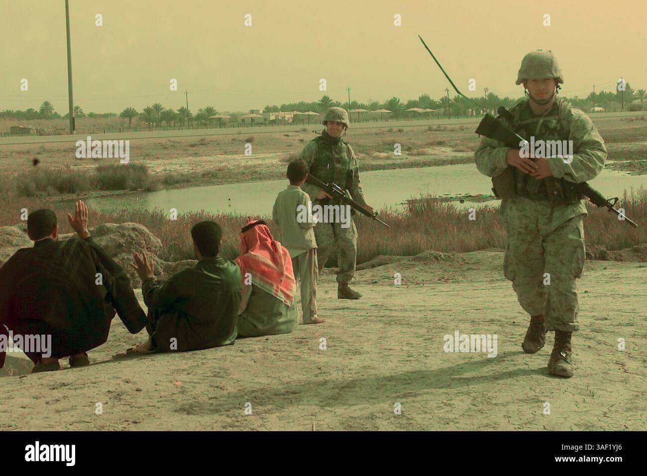 29 gennaio 2005; al Taqqadum, FOB Kalsu; Lance Cpl. JASON C. REESE e Cpl. MARK A. MARTINEZ della 24th Marine Expeditionary Unit conducono una pattuglia di sicurezza vicino alla Forward Operating base Kalsu, Iraq, gennaio 29. Le forze statunitensi e irachene stanno intensificando le pattuglie e espandendo altre misure di sicurezza in preparazione delle elezioni nazionali di domenica. Foto Stock