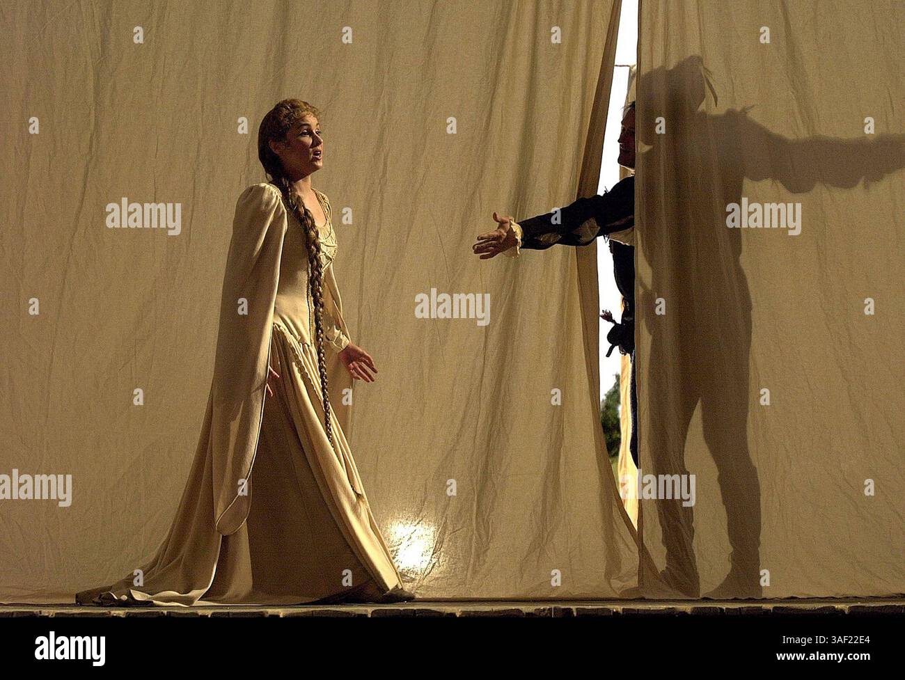 30 ottobre 2001; San Francisco, CA, Stati Uniti; Nannetta (Anna Netrebko) canta mentre il suo amore Fenton (Paul Groves) la raggiunge attraverso il pulito bucato dell'opera Falstaff martedì 30 ottobre 2001 a San Francisco, Califes/ZUMA Press. (©) Copyright 2001 di Urquiaga/Contra Costa Times Foto Stock