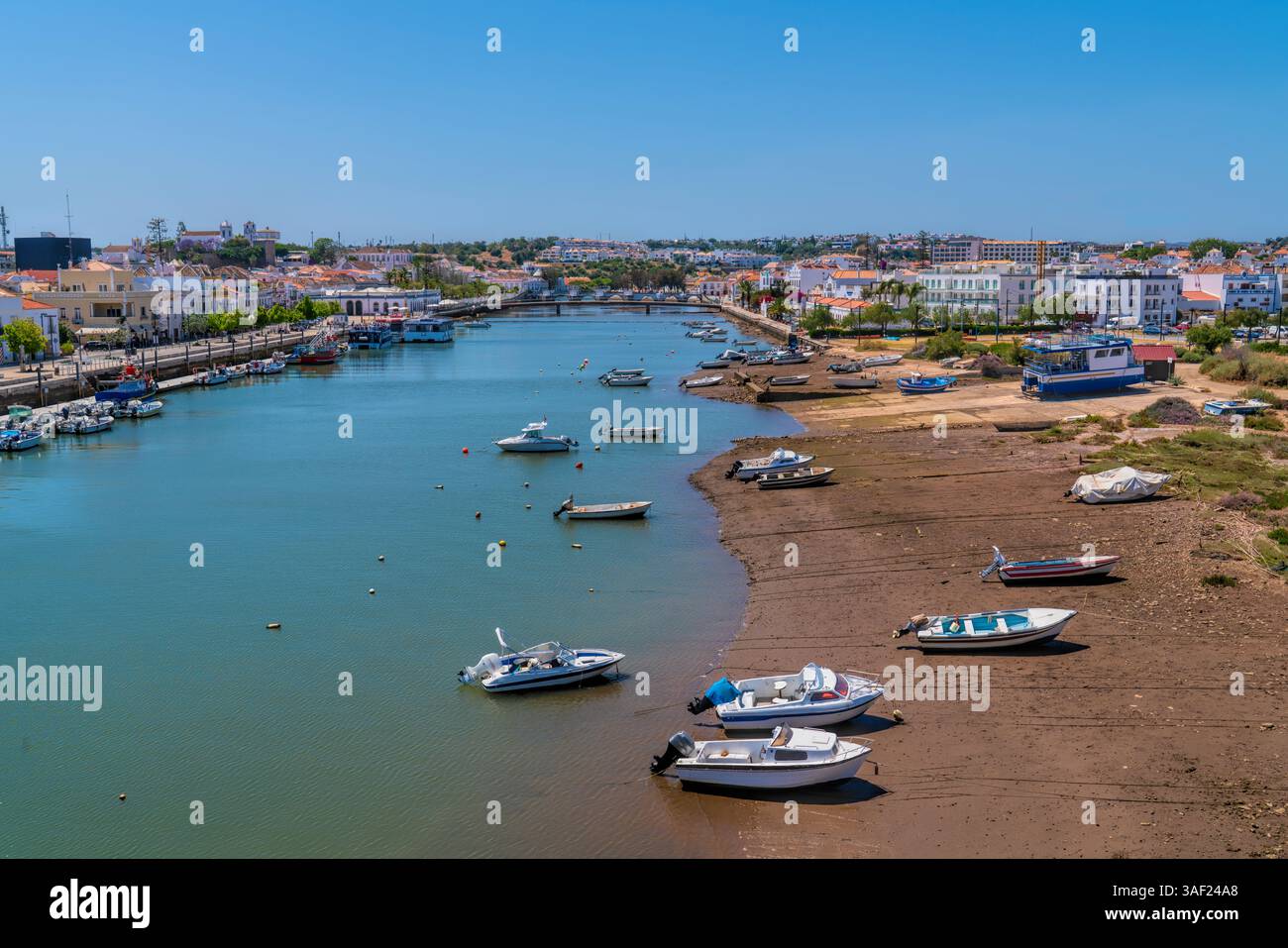 Barche sul fiume Tavira Portogallo splendida città portoghese e destinazione di viaggio Foto Stock