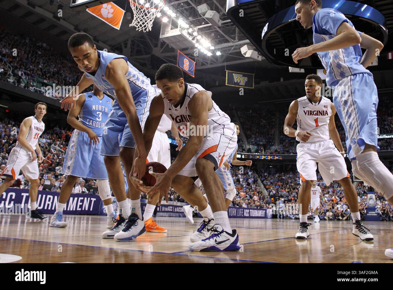 13 marzo 2015 - Greensboro, NC, USA - Brice Johnson (11), Left, e Malcolm Brogdon (15) della UNC seguono il ballo durante la seconda metà della vittoria del North Carolina 71-67 contro Virginia nelle semifinali del New York Life ACC Tournament 2015 al Greensboro Coliseum di Greensboro, N.C., venerdì 13 marzo 2015. (Immagine di credito: © Ethan Hyman/News Observer/ZUMAPRESS.com) Foto Stock