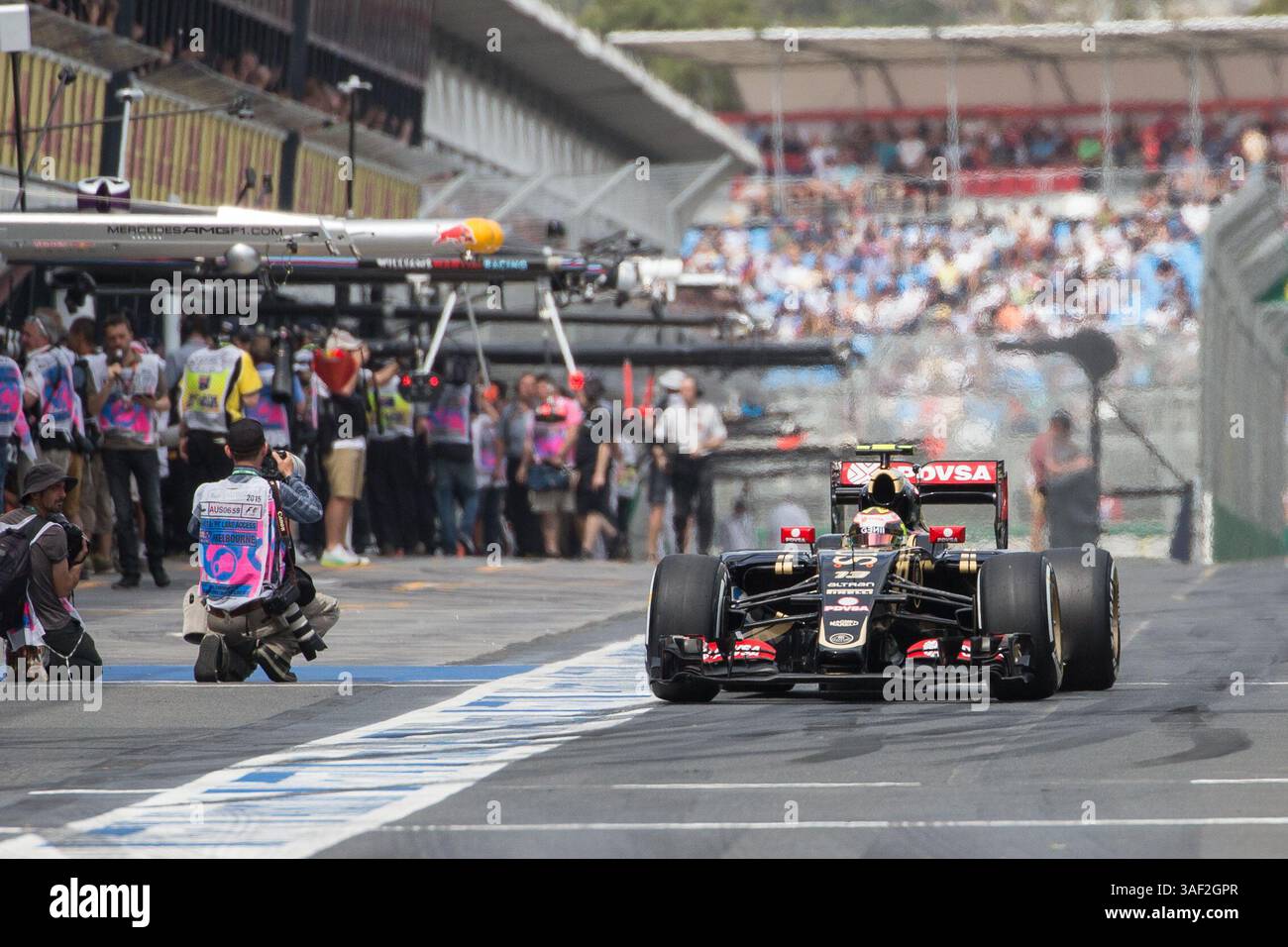14 marzo 2015: Il pastore Maldonado (VEN) n. 13 del Lotus F1 Team lascia i box per le prove di tre al Gran Premio di Formula 1 australiano 2015 ad Albert Park, Melbourne, Australia. Sydney Low/Cal Sport Media (immagine di credito: © Sydney Low/Cal Sport Media/ZUMAPRESS.com) Foto Stock