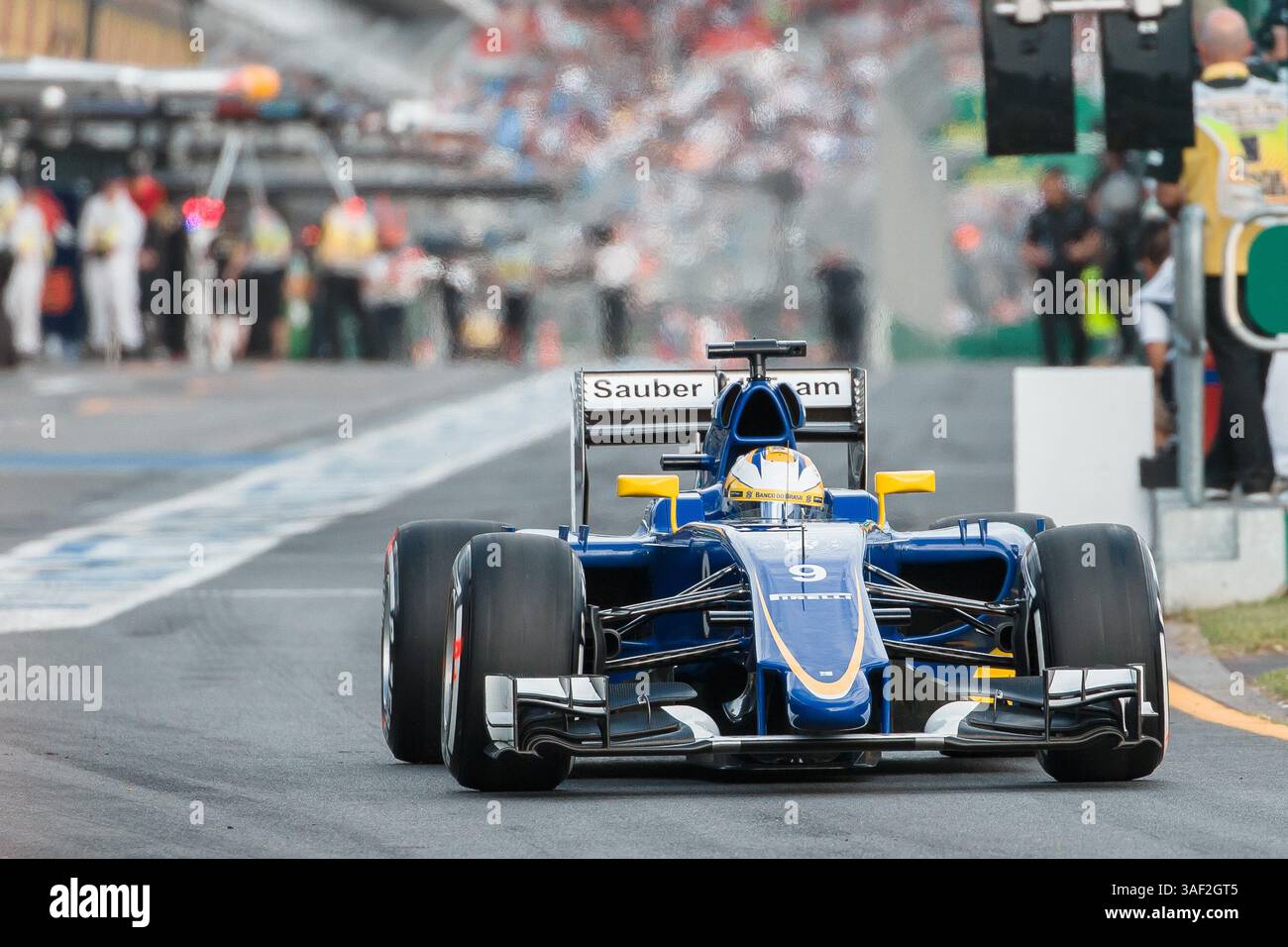 14 marzo 2015: Marcus Ericsson (SWE) n. 9 del Sauber F1 Team lascia i box per la qualificazione al Gran Premio d'Australia di Formula 1 2015 ad Albert Park, Melbourne, Australia. Sydney Low/Cal Sport Media (immagine di credito: © Sydney Low/Cal Sport Media/ZUMAPRESS.com) Foto Stock