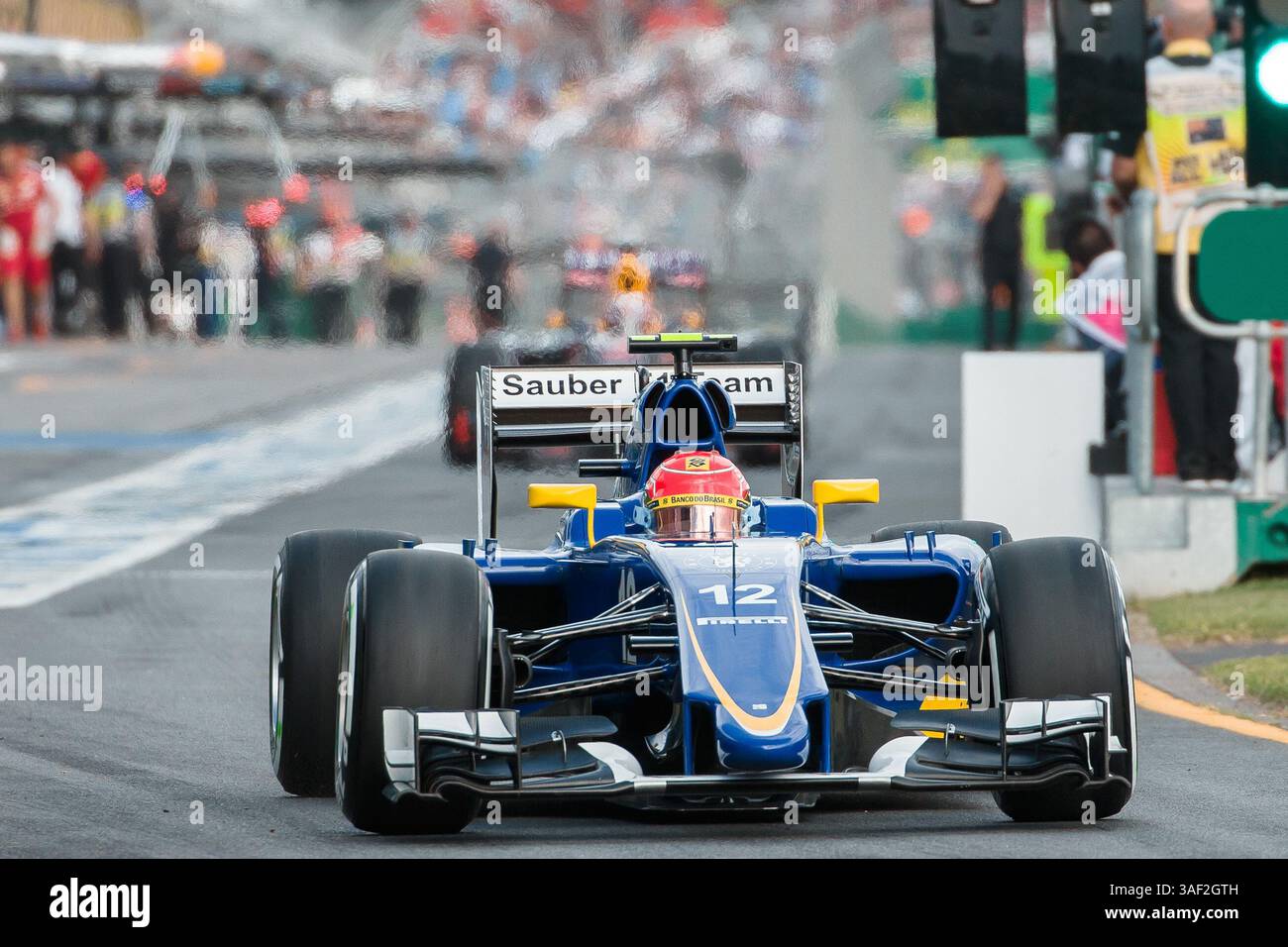 14 marzo 2015: Felipe Nasr (BRA) n. 12 del Sauber F1 Team lascia i box per la qualificazione al Gran Premio d'Australia di Formula 1 2015 ad Albert Park, Melbourne, Australia. Sydney Low/Cal Sport Media (immagine di credito: © Sydney Low/Cal Sport Media/ZUMAPRESS.com) Foto Stock