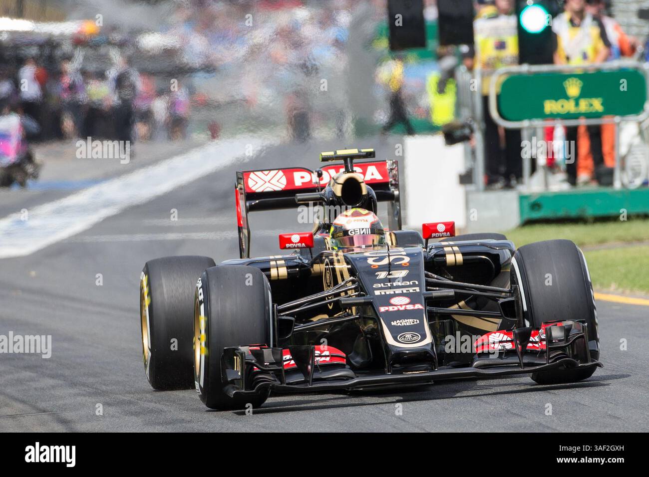 14 marzo 2015: Il pastore Maldonado (VEN) n. 13 del Lotus F1 Team lascia i box per le prove di tre al Gran Premio di Formula 1 australiano 2015 ad Albert Park, Melbourne, Australia. Sydney Low/Cal Sport Media (immagine di credito: © Sydney Low/Cal Sport Media/ZUMAPRESS.com) Foto Stock