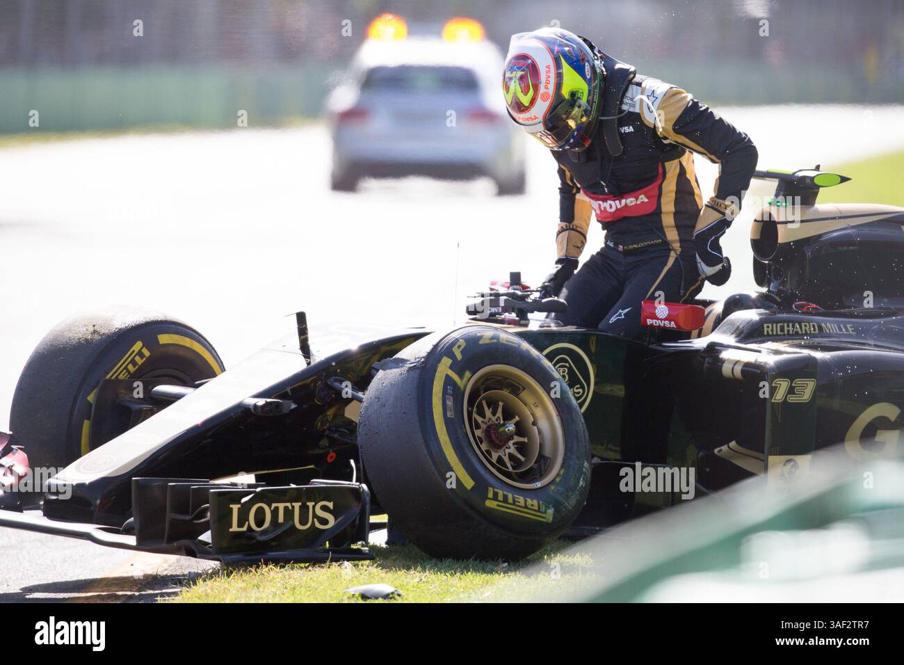 15 marzo 2015: Il pastore Maldonado (VEN) n. 13 del Lotus F1 Team si schianta al Gran Premio di Formula 1 australiano 2015 ad Albert Park, Melbourne, Australia. Sydney Low/Cal Sport Media (immagine di credito: © Sydney Low/Cal Sport Media/ZUMAPRESS.com) Foto Stock