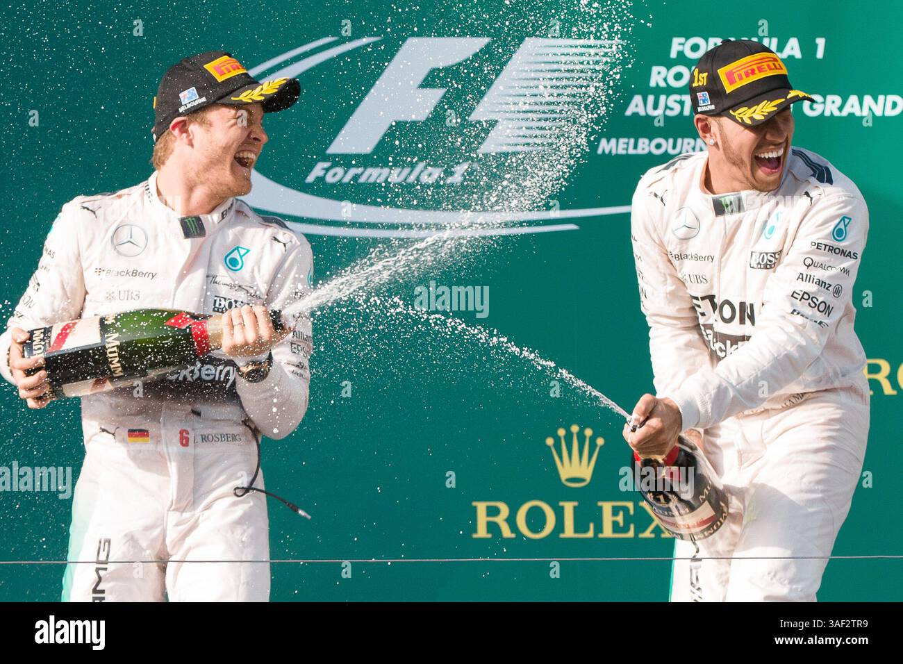 15 marzo 2015 - Melbourne, Australia - NICO ROSBERG della Germania e LEWIS HAMILTON della Gran Bretagna, entrambi del team Mercedes AMG Petronas di Formula uno, si immergono con la Champagne mentre celebrano il loro 1° e 2° posto nel Campionato del mondo FIA di Formula 1 2015, Gran Premio d'Australia. (Immagine di credito: © Sydney Low/Cal Sport Media/ZUMAPRESS.com) Foto Stock