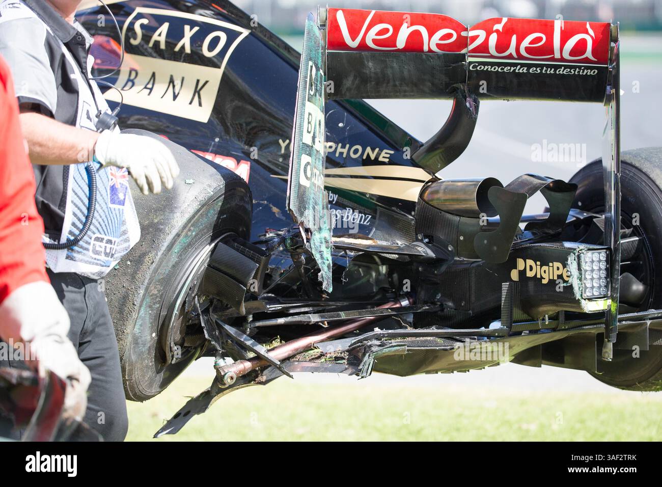 15 marzo 2015: Il pastore Maldonado (VEN) n. 13 del Lotus F1 Team si schianta al Gran Premio di Formula 1 australiano 2015 ad Albert Park, Melbourne, Australia. Sydney Low/Cal Sport Media (immagine di credito: © Sydney Low/Cal Sport Media/ZUMAPRESS.com) Foto Stock