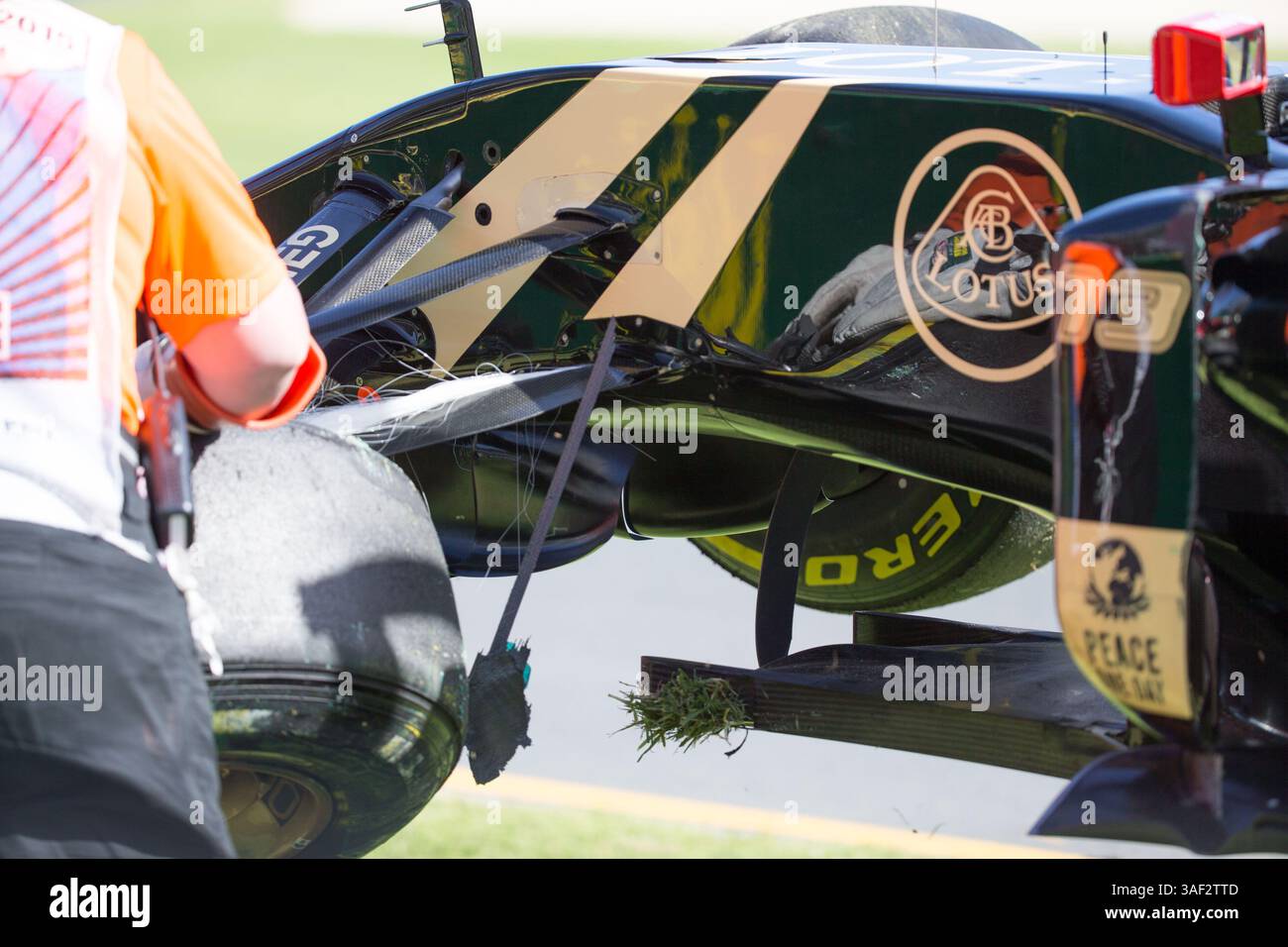 15 marzo 2015: Il pastore Maldonado (VEN) n. 13 del Lotus F1 Team si schianta al Gran Premio di Formula 1 australiano 2015 ad Albert Park, Melbourne, Australia. Sydney Low/Cal Sport Media (immagine di credito: © Sydney Low/Cal Sport Media/ZUMAPRESS.com) Foto Stock