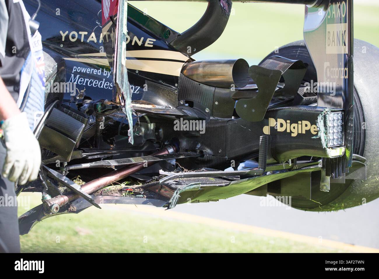 15 marzo 2015: Il pastore Maldonado (VEN) n. 13 del Lotus F1 Team si schianta al Gran Premio di Formula 1 australiano 2015 ad Albert Park, Melbourne, Australia. Sydney Low/Cal Sport Media (immagine di credito: © Sydney Low/Cal Sport Media/ZUMAPRESS.com) Foto Stock
