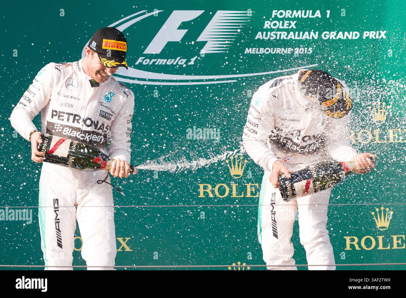 15 marzo 2015 - Melbourne, Australia - NICO ROSBERG della Germania e LEWIS HAMILTON della Gran Bretagna, entrambi del team Mercedes AMG Petronas di Formula uno, si immergono con la Champagne mentre celebrano il loro 1° e 2° posto nel Campionato del mondo FIA di Formula 1 2015, Gran Premio d'Australia. (Immagine di credito: © Sydney Low/Cal Sport Media/ZUMAPRESS.com) Foto Stock