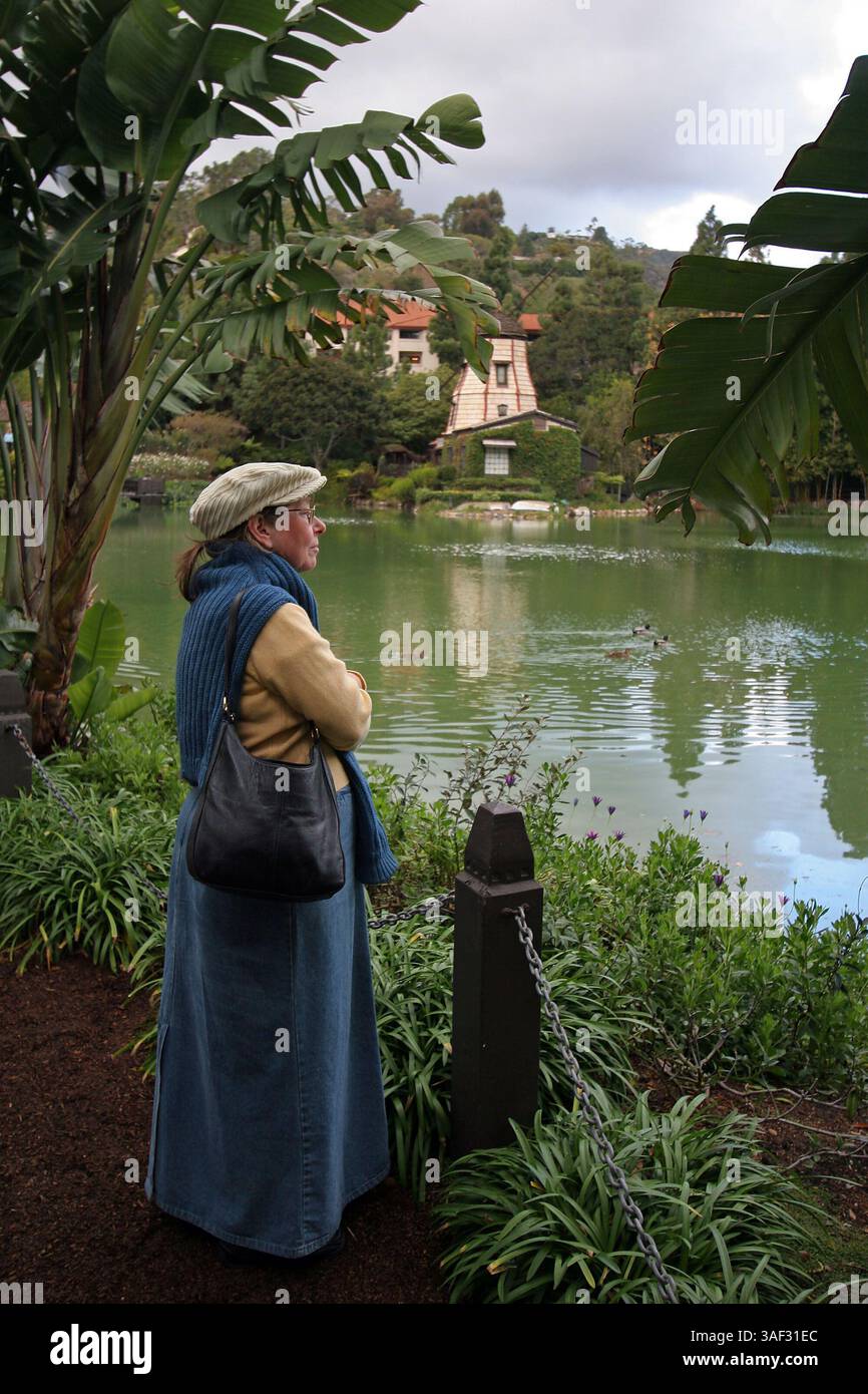 01 gennaio 2005; Pacific Palisades, CA, Stati Uniti; l'Self-Realization Fellowship Lake Shrine, aperto al pubblico nel 1950, è un sito di 10 acri nel Pacifico di Palisades che offre un santuario spirituale tra la bellezza naturale di un lago alimentato da sorgenti, cascate, giardini e cappelle. Il santuario è dedicato a tutte le religioni e celebra la fede di una fede comune nella Patria di Dio. Foto Stock