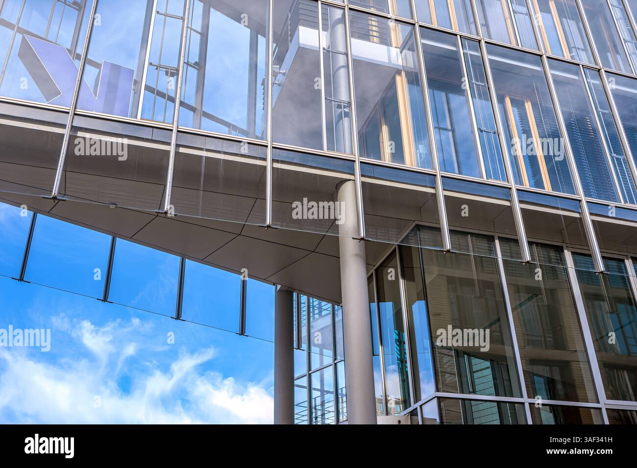 Architettura: Moderna architettura in vetro che riflette il cielo Foto Stock