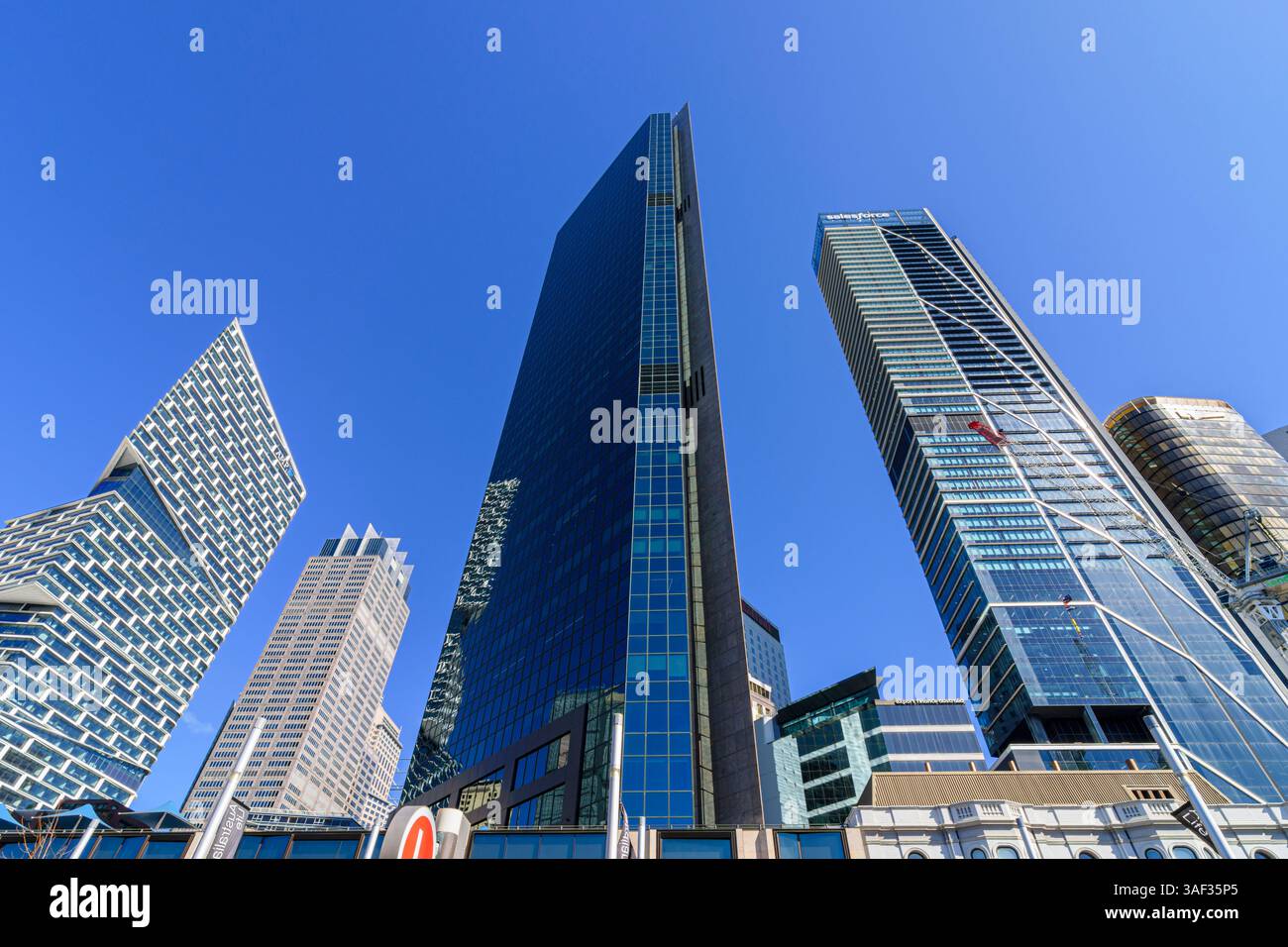 Guardando in alto i moderni grattacieli sopra Circular Quay, Sydney, nuovo Galles del Sud, Australia Foto Stock