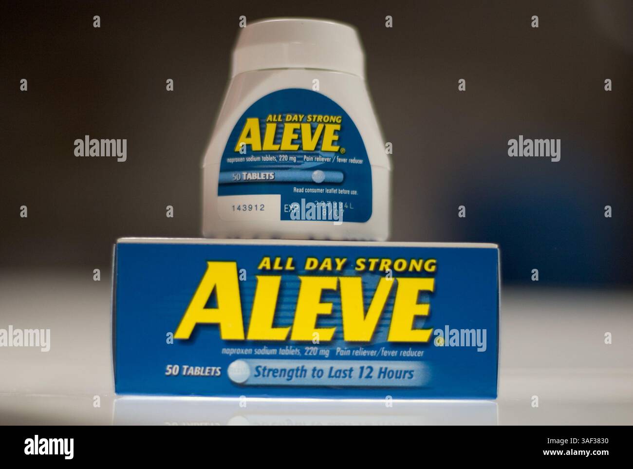 23 dicembre 2004; Laguna Niguel, CA, Stati Uniti; il popolare antidolorifico Aleve è stato collegato ad un aumentato rischio di infarto e ictus in uno studio del National Institutes of Health. Partecipanti - ad alcuni che assumono il farmaco per 3 anni è stato detto di smettere di prendere le pillole. Direttore della Drug Administration ha detto che i consumatori dovrebbero prendere Aleve solo come indicato, non più di 2 pillole al giorno. L'annuncio è arrivato pochi giorni dopo che il NIH ha detto che uno studio di prevenzione dei polipi del colon ha trovato più attacchi di cuore e ictus nei partecipanti che assumono farmaci Celebrex, rispetto a quelli su un placebo. Foto Stock