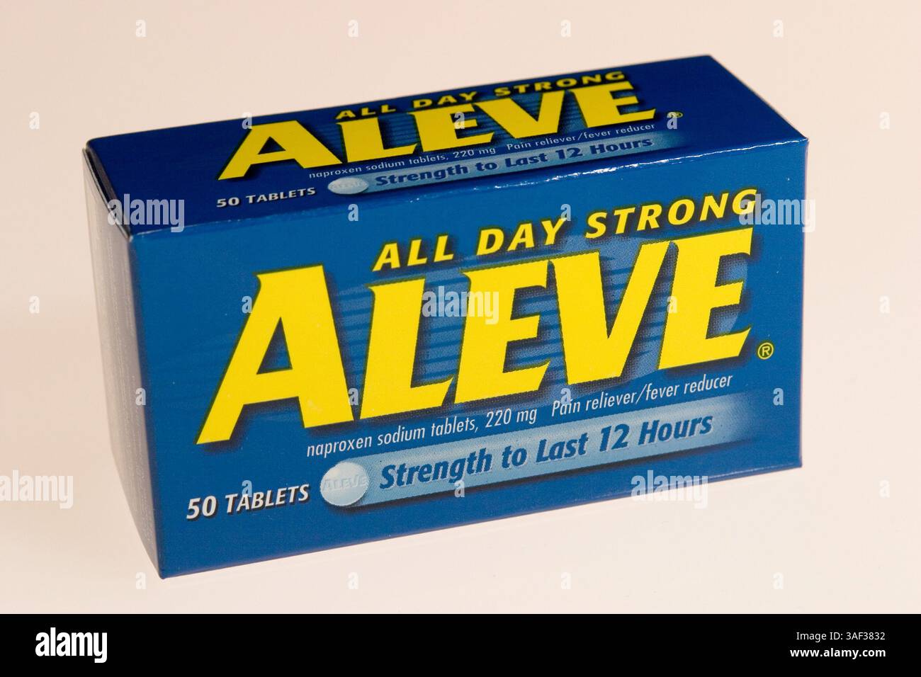 23 dicembre 2004; Laguna Niguel, CA, Stati Uniti; il popolare antidolorifico Aleve è stato collegato ad un aumentato rischio di infarto e ictus in uno studio del National Institutes of Health. Partecipanti - ad alcuni che assumono il farmaco per 3 anni è stato detto di smettere di prendere le pillole. Direttore della Drug Administration ha detto che i consumatori dovrebbero prendere Aleve solo come indicato, non più di 2 pillole al giorno. L'annuncio è arrivato pochi giorni dopo che il NIH ha detto che uno studio di prevenzione dei polipi del colon ha trovato più attacchi di cuore e ictus nei partecipanti che assumono farmaci Celebrex, rispetto a quelli su un placebo. Foto Stock