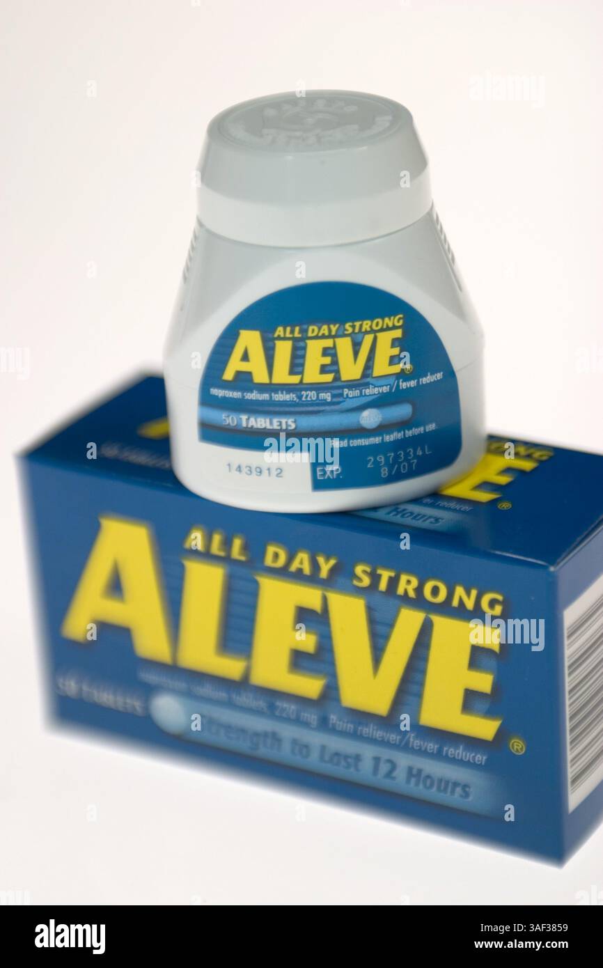 23 dicembre 2004; Laguna Niguel, CA, Stati Uniti; il popolare antidolorifico Aleve è stato collegato ad un aumentato rischio di infarto e ictus in uno studio del National Institutes of Health. Partecipanti - ad alcuni che assumono il farmaco per 3 anni è stato detto di smettere di prendere le pillole. Direttore della Drug Administration ha detto che i consumatori dovrebbero prendere Aleve solo come indicato, non più di 2 pillole al giorno. L'annuncio è arrivato pochi giorni dopo che il NIH ha detto che uno studio di prevenzione dei polipi del colon ha trovato più attacchi di cuore e ictus nei partecipanti che assumono farmaci Celebrex, rispetto a quelli su un placebo. Foto Stock