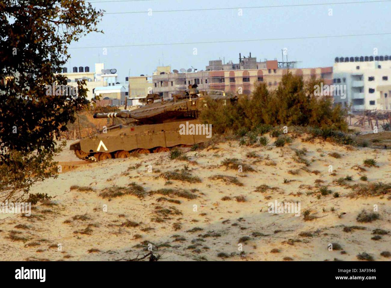 16 gennaio 2005; Zeitoun, STRISCIA DI GAZA; un carro armato dell'esercito israeliano opera contro i militanti palestinesi il 16 gennaio 2005 a Zeitoun, vicino a Gaza, nella Striscia di Gaza. Il primo ministro israeliano Ariel Sharon ha accusato l'Autorità palestinese sotto il suo neoeletto presidente Mahmoud Abbas di non aver compiuto alcuno sforzo per combattere l'attività militante palestinese e ha affermato che le forze di difesa israeliane hanno libero sfogo per combattere il terrorismo proveniente dalla Striscia di Gaza. Foto Stock