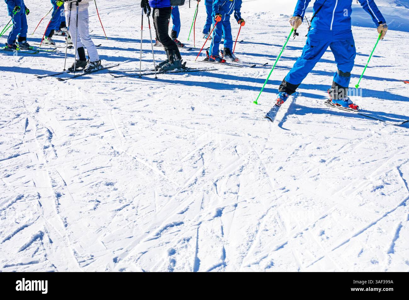 scuola di sci con sciatori sulla pista per principianti. vacanze attive Foto Stock