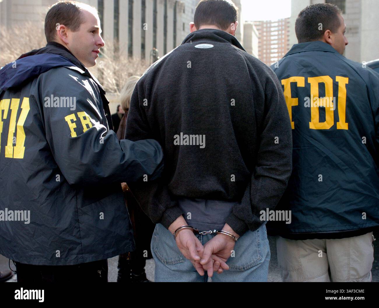 9 marzo 2005; Manhattan, NY, Stati Uniti; un membro della famiglia Gambino viene scortato dall'FBI alla Corte Federale di Manhattan. Un agente dell'FBI che lavora sotto copertura per due anni ha pagato il suo lavoro con l'accusa di 32 membri del crimine, essenzialmente facendo cadere la famiglia Gambino. Foto Stock