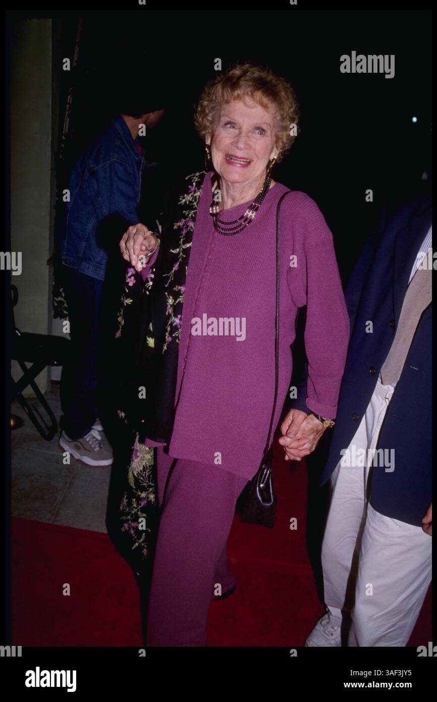 Gloria Stuart è nata a Santa Monica, morta di cancro ai polmoni il 26 settembre 2010 a Los Angleles, California. Ha recitato nei film The Old Dark House (1932), The Invisible Man (1933) e The Kiss Before the Mirror (1933). Stuart tornò sul palco e poi (a metà degli anni '40) si ritirò dalla recitazione. Da allora, ha iniziato a dipingere e ha tenuto mostre con una sola donna a New York, Austria e Italia. Negli anni '1970, è tornata a recitare. Vedova dal 1978 (suo marito era lo sceneggiatore Arthur Sheekman), è stata nominata all'Oscar per la sua performance come la sopravvissuta di 100 anni dell'affondamento dei Titani Foto Stock